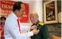 Trao Huy hiệu 75 tuổi Đảng cho ông Phạm Trương