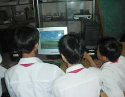 Các em học sinh trường THCS Hành Tín Tây, huyện Nghĩa Hành, tỉnh Quãng Ngãi háo hức tìm hiểu các ứng dụng trên máy tính.