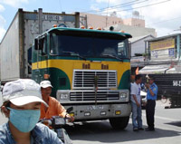 Một xe quá tải bị bắt trên đường Huỳnh Tấn Phát, quận 7.