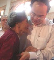Mẹ Việt Nam anh hùng Trần Thị Đàm và Phó Thủ tướng Nguyễn Thiện Nhân.