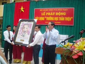 Phó thủ tướng Nguyễn Thiện Nhân (bìa phải) tại lễ phát động