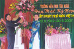 Cô Lê Thị Tuyết Nhung (bìa phải) - Hiệu trưởng nhà trường