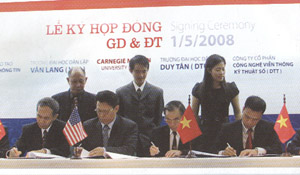 Lễ ký hợp đồng đào tạo giữa đại diện CMU và các thành viên Liên hiệp các trường ĐH và doanh nghiệp đào tạo phần mềm Việt Nam