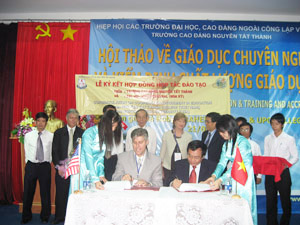 TS. Nguyễn Mạnh Hùng (phải) ký kết hợp tác với đại diện Học viện Chisholm (Úc)