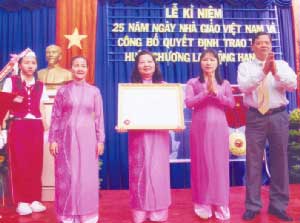 Cô Võ Thị Ảnh - Hiệu trưởng nhận bằng khen HCLĐ hạng III