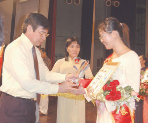 Giám đốc Sở GD-ĐT Huỳnh Công Minh trao giải nhất Hội thi giáo viên giỏi lớp 5 cho cô Phạm Thị Hoàng Quyên - Trường TH Thuận Kiều (quận 12)