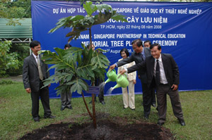 Bà Nguyễn Thị Thu Hà, Phó chủ tịch UBND TP.HCM cùng đại diện các trường trồng cây lưu niệm tại Trường Cao đẳng KT&KT Phú Lâm sáng 20-8-2008