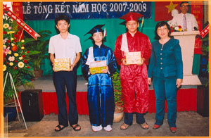 Bà Lê Thu Phong (bên phải) chụp hình lưu niệm với các em được lãnh thưởng