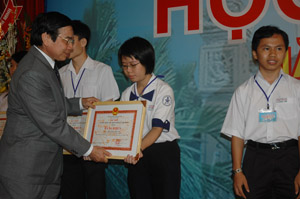 Giám đốc Sở GD-ĐT TP.HCM Huỳnh Công Minh trao bằng khen cho em Trần Thị Tuyết Vân giải khuyến khích cấp quốc gia