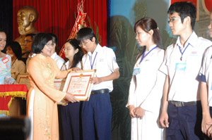 Bà Nguyễn Thị Thu Hà, Phó chủ tịch UBND TP.HCM trao bằng khen cho em Nguyễn Khánh Tiến - giải II môn hóa cấp quốc gia