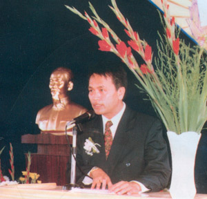 Ông Tô Kiến Nguyên, thạc sĩ kinh tế thay mặt HĐQT và nhà đầu tư phát biểu tại lễ khánh thành Trường Lê Hồng Phong