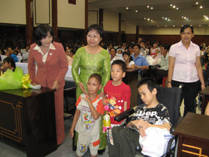 Bà Vũ Thị Kim Cúc - Phó tổng giám đốc SCB đang vui chơi cùng các em