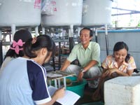 Thầy Ngô Văn Ngọc cùng sinh viên kiểm tra cá lăng nha