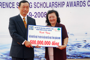 Đại diện Ngân hàng Cathay United (trái) trao 600 triệu ủng hộ quỹ khuyến học Quảng Nam