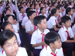 Học sinh lớp 6 Trường THCS Nguyễn Du (GV) trong giờ sinh hoạt dưới cờ