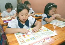 Học sinh lớp tự chọn Trường Tiểu học Phan Đình Phùng, Q3 trong giờ học Anh văn. Ảnh: MAI HẢI