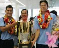 Hôm qua Olympic VN đã vinh quy bái tổ. 42 năm sau thế hệ của ông Tam Lang (giữa), Cúp vàng Merdeka lại thuộc về VN.