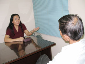 Bà Trần Thị Kim Liên đang tư vấn cho một phụ huynh có con “nghiện” game online