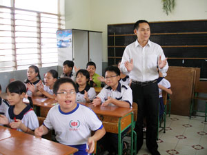 Học sinh lớp 5 Trường TH Nguyễn Bỉnh Khiêm, Q.1 trong giờ sinh hoạt lớp. Ảnh: K.ANH