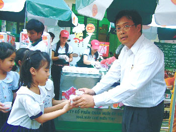 Ông Piyachok Piangsu, Giám đốc điều hành Công ty CP. Việt Nam trao trứng gà cho các em học sinh Trường TH Lý Nhơn, Q.4