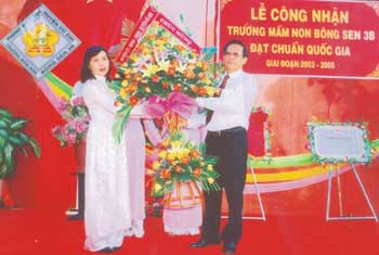 Chị Ngô Thị Thủy (trái) - Hiệu trưởng nhà trường trong buổi lễ công nhận trường đạt chuẩn quốc gia.
