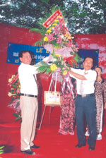 Thầy Lê Công Thắng (trái) - Hiệu trưởng nhà trường trong lễ đón nhận Huân chương Lao động hạng Ba