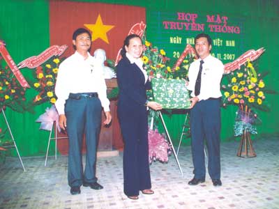 Thầy Nguyễn Ngọc Oánh (bìa phải) tại buổi họp mặt truyền thống ngày Nhà giáo Việt Nam 20/11