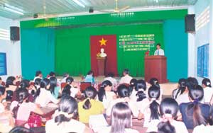 Thầy Nguyễn Ngọc Oánh phát biểu trong buổi lễ khai giảng năm học mới
