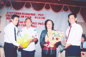 BGĐ Công ty tặng hoa cho cán bộ PGD