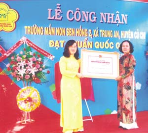 Cô Huỳnh Thị Nhị (bên phải) trong lễ đón nhận Trường đạt chuẩn quốc gia