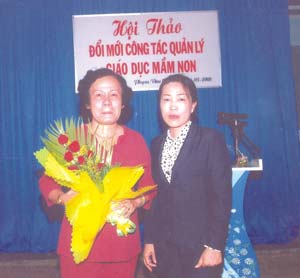 Cô Trần Thị Hà (bên phải) tặng hoa cho cô Luông - Nguyên trưởng phòng GD Củ Chi