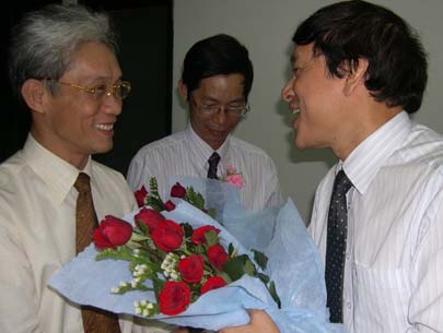 Ông Đỗ Quốc Anh - giám đốc cơ quan đại diện Bộ GD - ĐT tại TP.HCM - tặng hoa chúc mừng thầy Nguyễn Bác Dụng (trái), hiệu trưởng Trường THPT chuyên Trần Đại Nghĩa - vừa được phong tặng ngưt năm 2008 - Ảnh: H.Hương