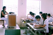 Muốn “chắc suất” trong các trường dân lập, giáo viên phải khẳng định được năng lực thực. (ảnh: Cô và trò trường THPT dân lập Nguyễn Bỉnh Khiêm - HN) ảnh: Tuấn Phong   