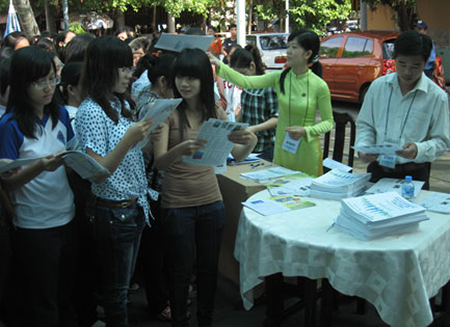 LĐ nữ tham gia Ngày hội thông tin việc làm - một hoạt động trong khuôn khổ dự án.