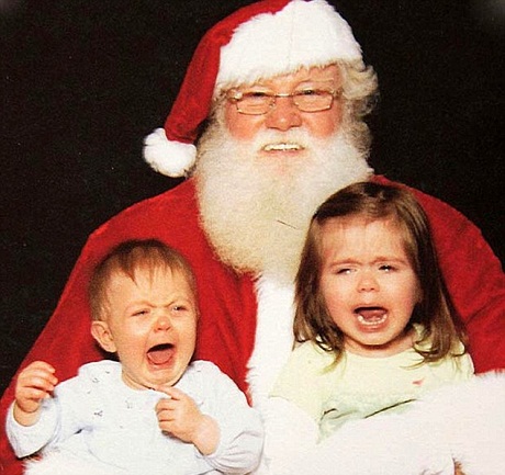 Hài hước hình ảnh những em bé khóc thét vì... ông già Noel