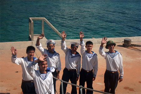 Lính đảo Trường Sa và niềm vui khi được đón những vị khách từ đất liền ra thăm.