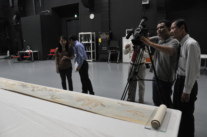 Đoàn làm phim ghi hình cuộn tranh về châu ấn thuyền dài 11m đề cập quá trình giao thương của Việt Nam và Nhật Bản - Ảnh: Phạm Xuân Nghị
