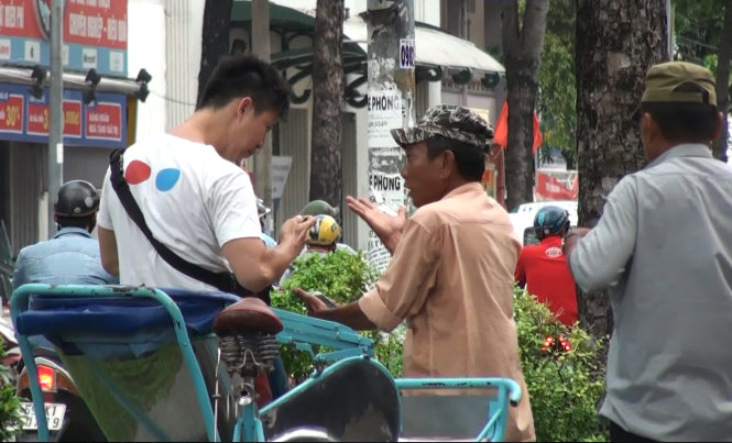 Minh “đen” đang “chặt chém” du khách Chang Lee (người Đài Loan, Trung Quốc) - Ảnh: Đức Phú (cắt từ clip)