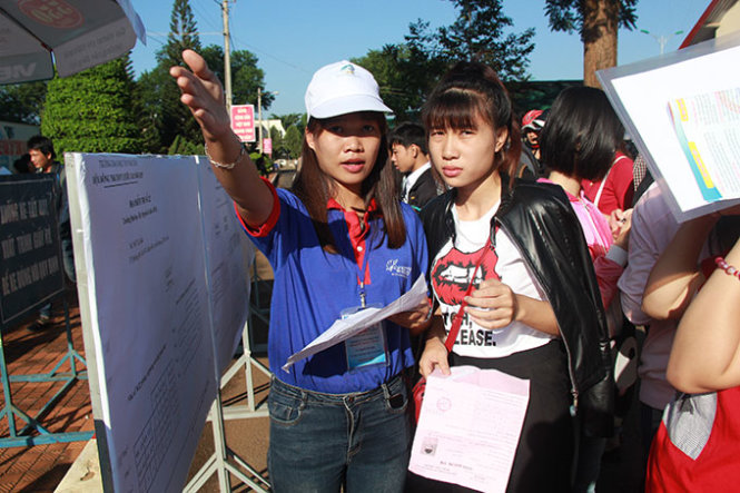 Hướng dẫn thí sinhvào phòng làm thủ tục tại Hội đồng thi ĐH Tây Nguyên - Ảnh: Trung Tân