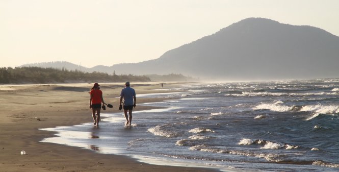 Đi dạo trên bãi biển Lăng Cô dưới ánh hoàng hôn - Ảnh: Lê Hồng Thái