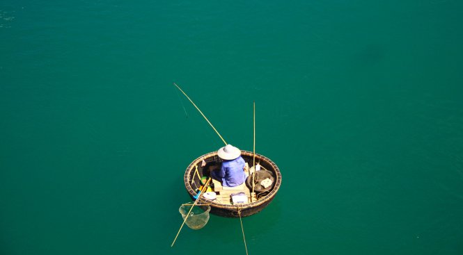 Câu cá trên đầm là một hoạt động thú vị - Ảnh: Lê Hồng Thái