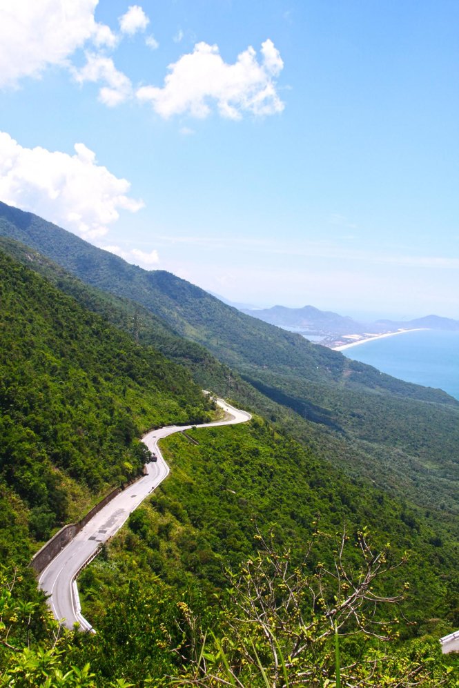 Hải Vân nhìn từ đỉnh đèo, xa xa là bãi tắm Lăng Cô - Ảnh: Lê Hồng Thái