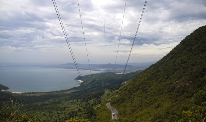Cánh cung vịnh Đà Nẵng nhìn từ đỉnh đèo Hải Vân - Ảnh: Lê Hồng Thái