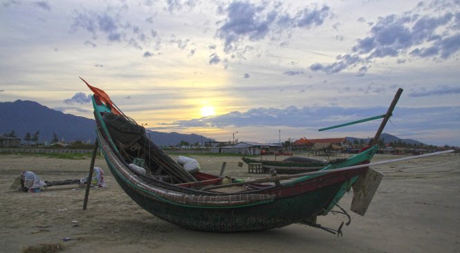 Bãi biển Lăng Cô cũng là địa điểm tập trung thuyền của ngư dân địa phương - Ảnh: Lê Hồng Thái