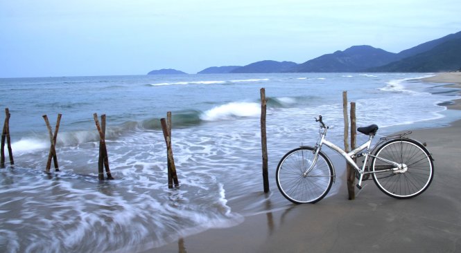Đạp xe trên bãi biển, chạy đua với những con sóng sẽ đem lại cảm giác vô cùng thú vị - Ảnh: Lê Hồng Thái
