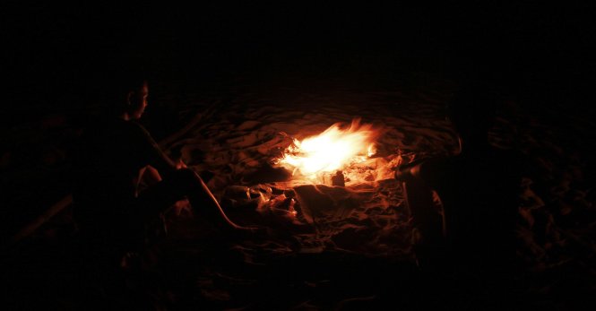 Sau khi mặt trời khuất bóng là thời điểm của bữa tiệc lửa trại trên bãi biển - Ảnh: Lê Hồng Thái