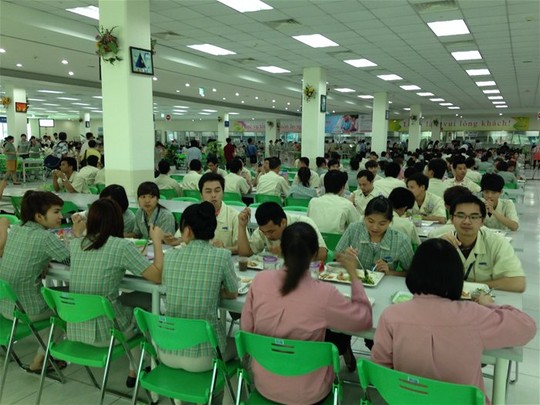 Công nhân nhà máy Samsung Bắc Ninh tại giờ ăn trưa. Ảnh: Vân Ly