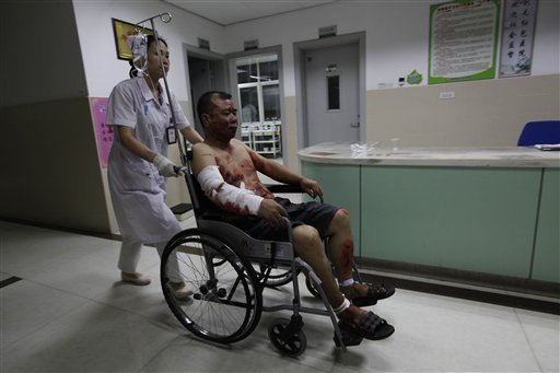 Một người bị thương tại bệnh viện Liễu Châu tối 30-9. Ảnh: AP