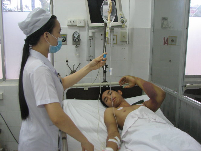 Anh C.V.N. (21 tuổi, ở Chi Lăng, An Giang) đang nằm điều trị tại Bệnh viện Quân y 121 vì rắn hổ cắn - Ảnh: T.Lũy