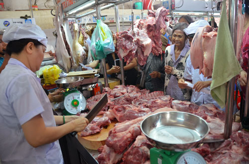 Nhiều người chen nhau mua thịt heo VietGAP tại chợ Hòa Bình (TP HCM) sáng 9-10 Ảnh: Tấn Thạnh